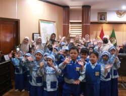 Kenalkan Profesi Sejak Usia Dini, Bupati Mojokerto Terima Kunjungan TK Al Akbar Bangsal