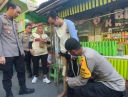 Polisi RW di Surabaya Hadir Beri Solusi, Penjual Kopi Bisa Berjalan Lagi