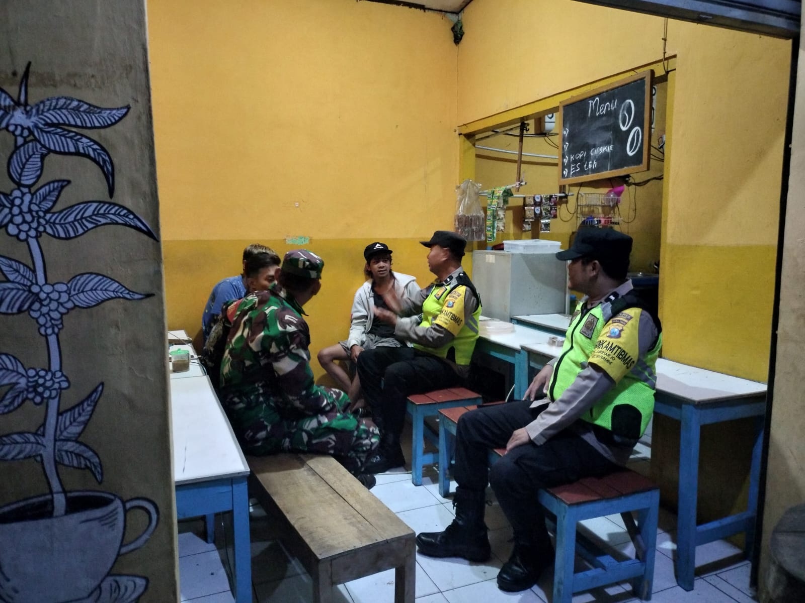 Kompak Polisi RW Bersama TNI Ngrambe Jaga Kamtibmas Ngawi