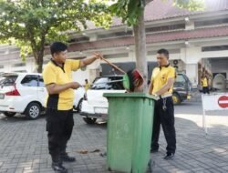 Peduli Lingkungan, Polres Pelabuhan Tanjungperak Bersihkan Kawasan Wisata Religi Sunan Ampel