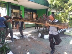 Solid, TNI – Polri di Sidoarjo Gotong – Royong Perbaiki Mako Koramil Tanggulangin