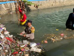 Peduli Lingkungan Polisi RW Polres Tuban Bersama Warga Bersihkan Sampah di Sungai
