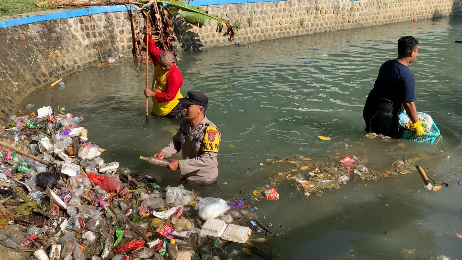 Peduli Lingkungan Polisi RW Polres Tuban Bersama Warga Bersihkan Sampah di Sungai