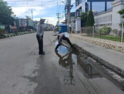 Jalan Tergenang Air, Ini Yang Dilakukan Anggota Satlantas Polres Aceh  Timur
