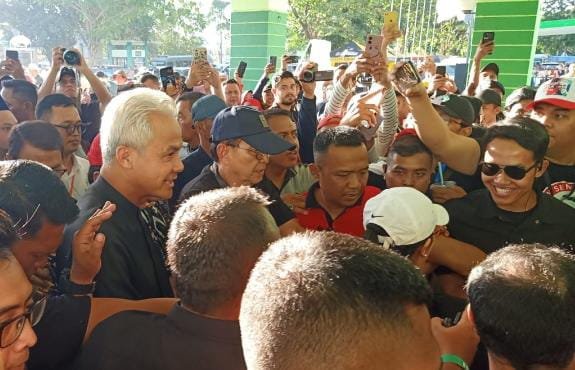 Ribuan Warga Jawa Timur Sambut Kedatangan Ganjar Pranowo Jadi Presiden RI 2024