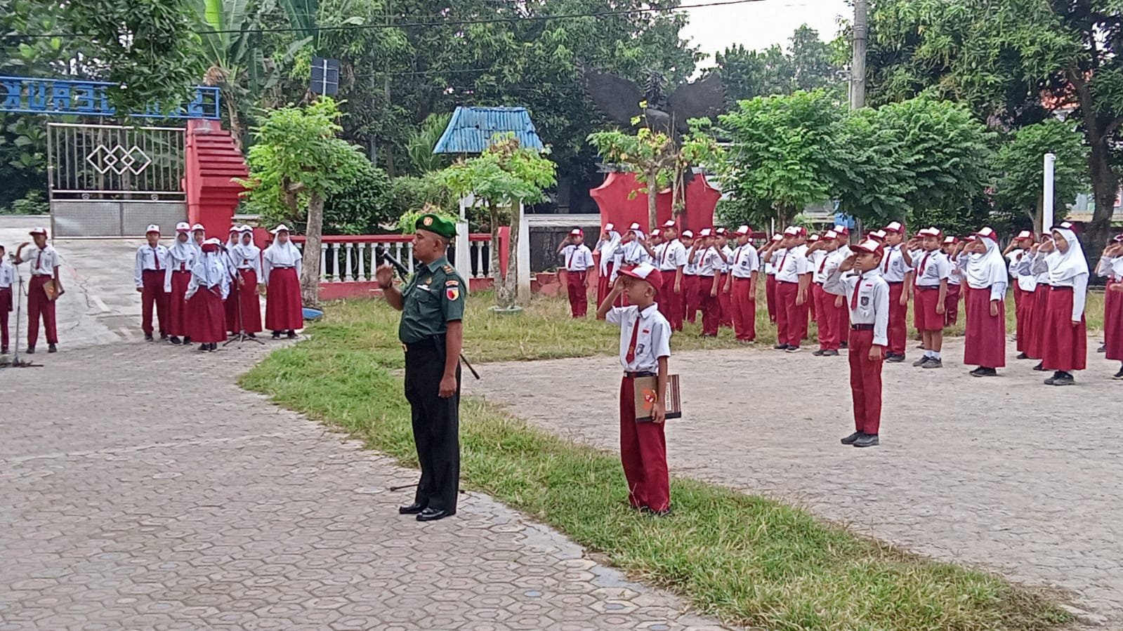 Tanamkan Wasbang Sejak Dini, Koramil 0815/05 Gedeg Sasar Pelajar