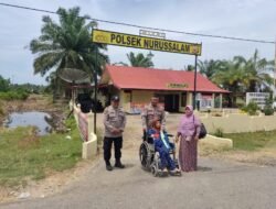 Kapolsek Nurussalam Berikan Pelayanan Dan Perhatian Kepada Seorang Ibu Dan Anak Difabel Dipolsek Nurussalam