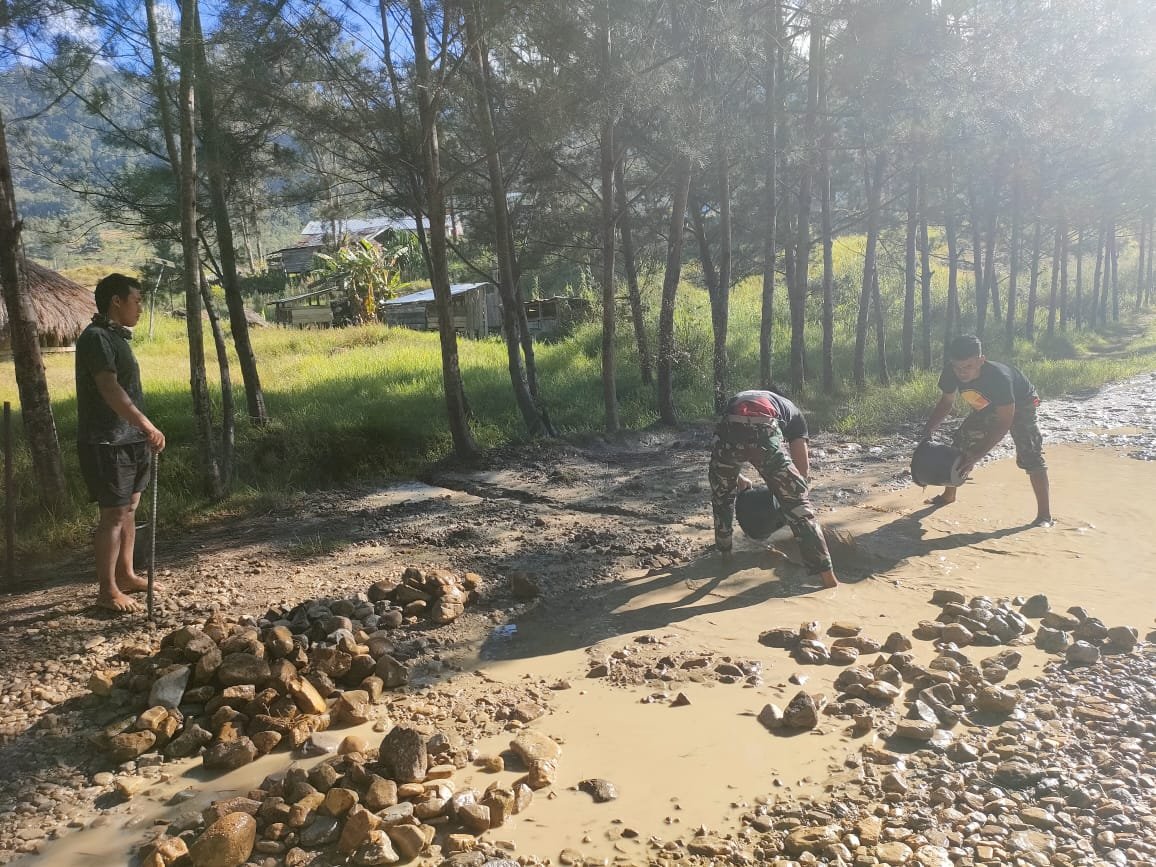 Satgas Yonif 721/Makkasau Serahkan Bendera Pusaka di Kampung Numbogawi