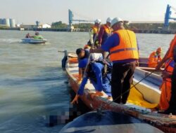 Tim SAR Gabungan Dirpolairud Polda Jatim Berhasil Evakuasi Korban Tenggelam di Pelabuhan Gresik