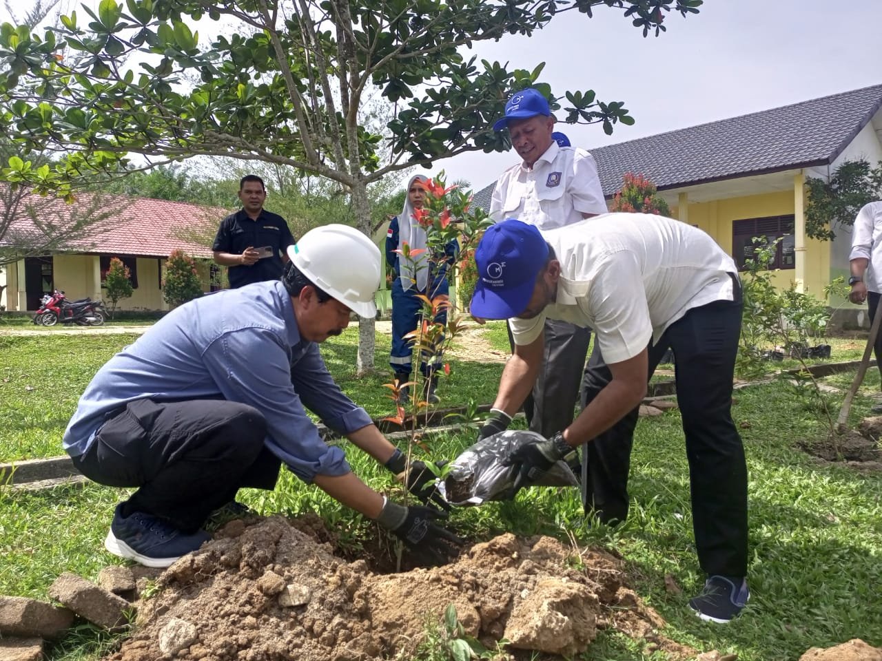 Medco E&P Gelar Penanaman pohon Unggulan Dan Diskusi Di SMA 1 Indra Makmur