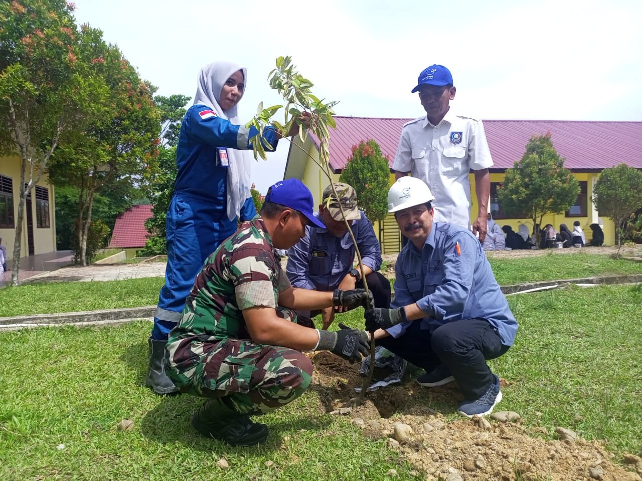 Medco E&P Gelar Penanaman pohon Unggulan Dan Diskusi Di SMA 1 Indra Makmur