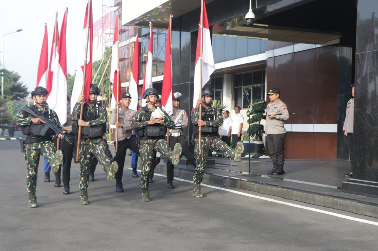 Kapolda Jatim Pimpin Tradisi Penyerahan Air Suci Sambut Hari Bhayangkara ke -77