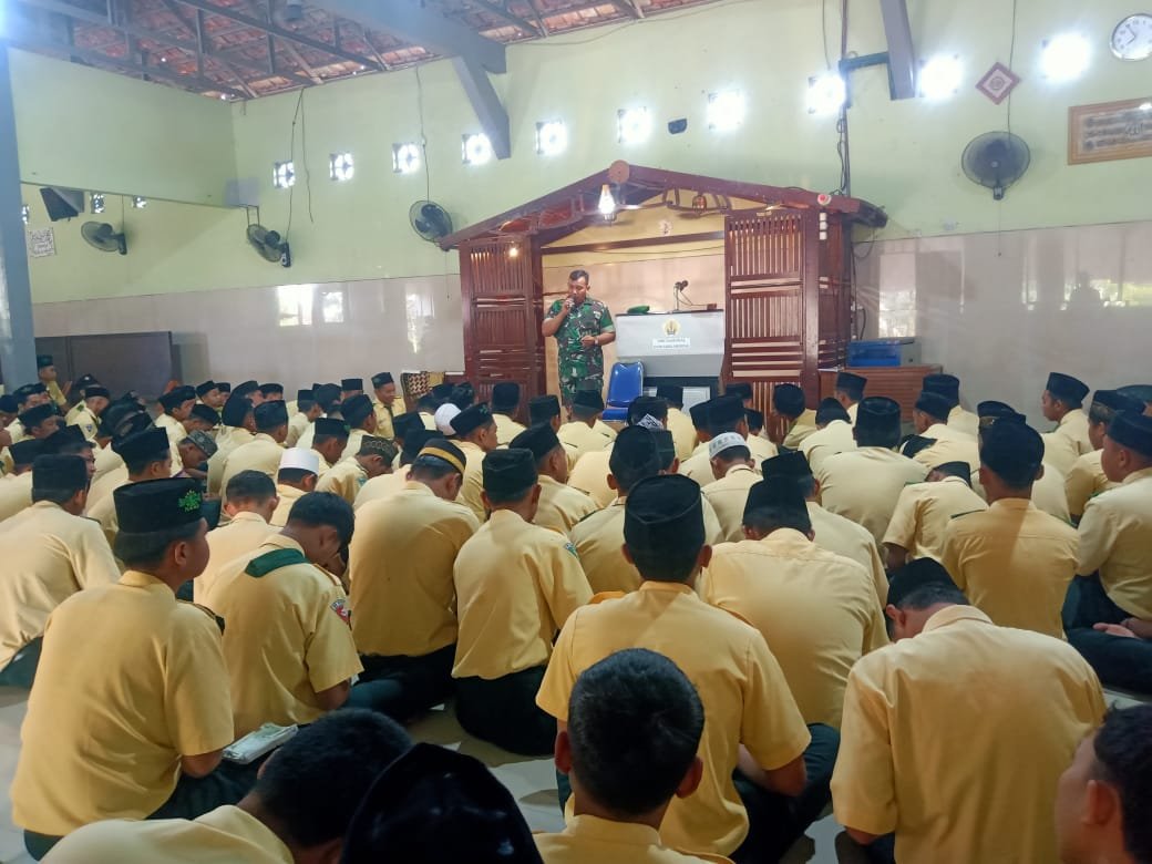 Danramil 0815/08 Dawarblandong Bekali Wasbang Ratusan Siswa SMK Nasional