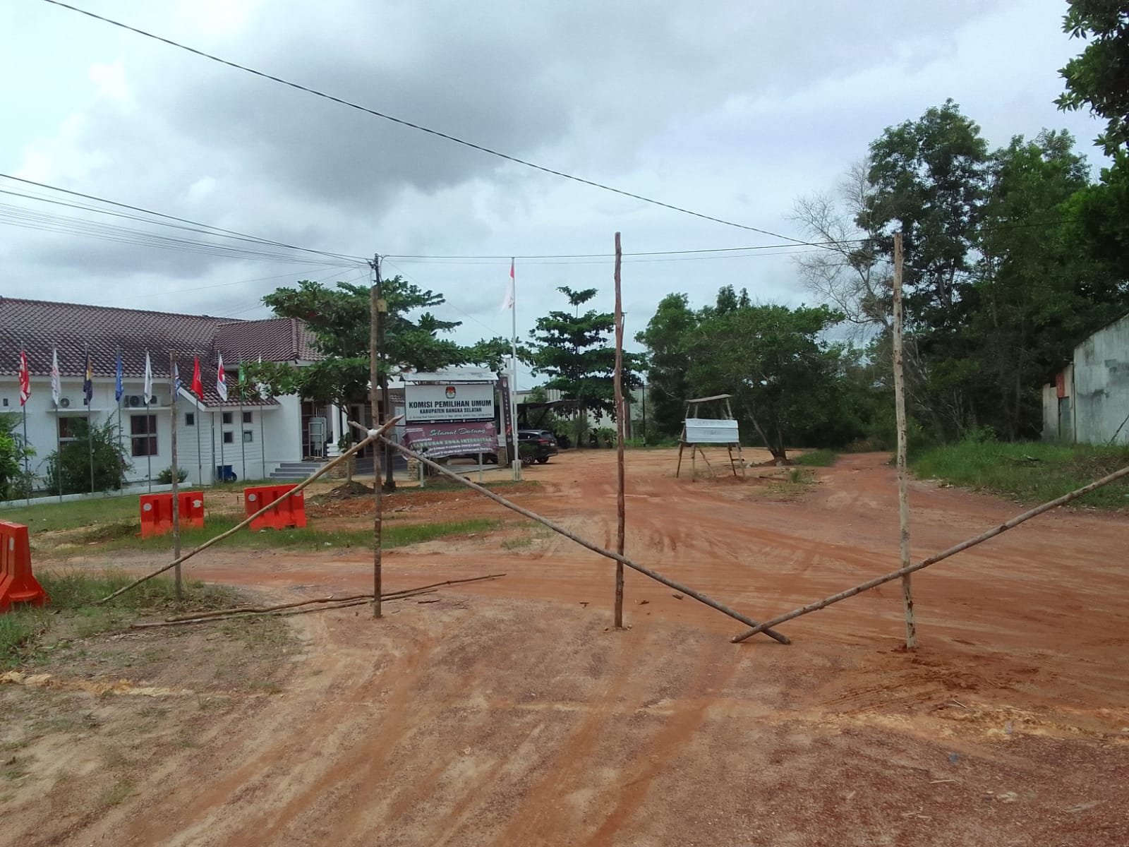 Aksi Protes Masyarakat Dengan Melakukan Blokade Jalan di Kantor KPU Sampai Saat Ini Belum Ada Penyelesaian Oleh Pihak Pemerintah Bangka Selatan
