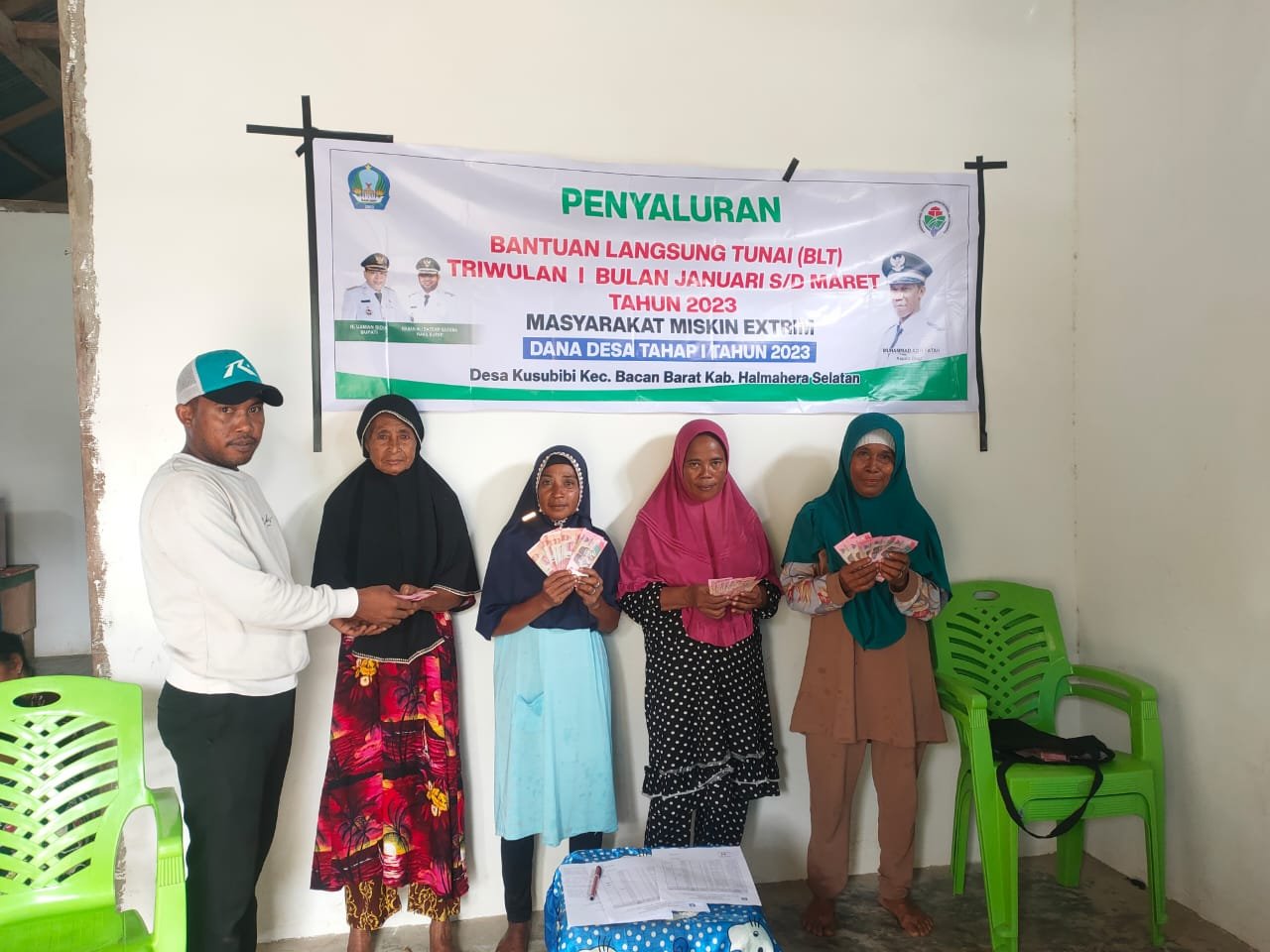 Pemdes Kusubibi Halsel Salurkan BLT DDS Tahap l ke Puluhan Warganya