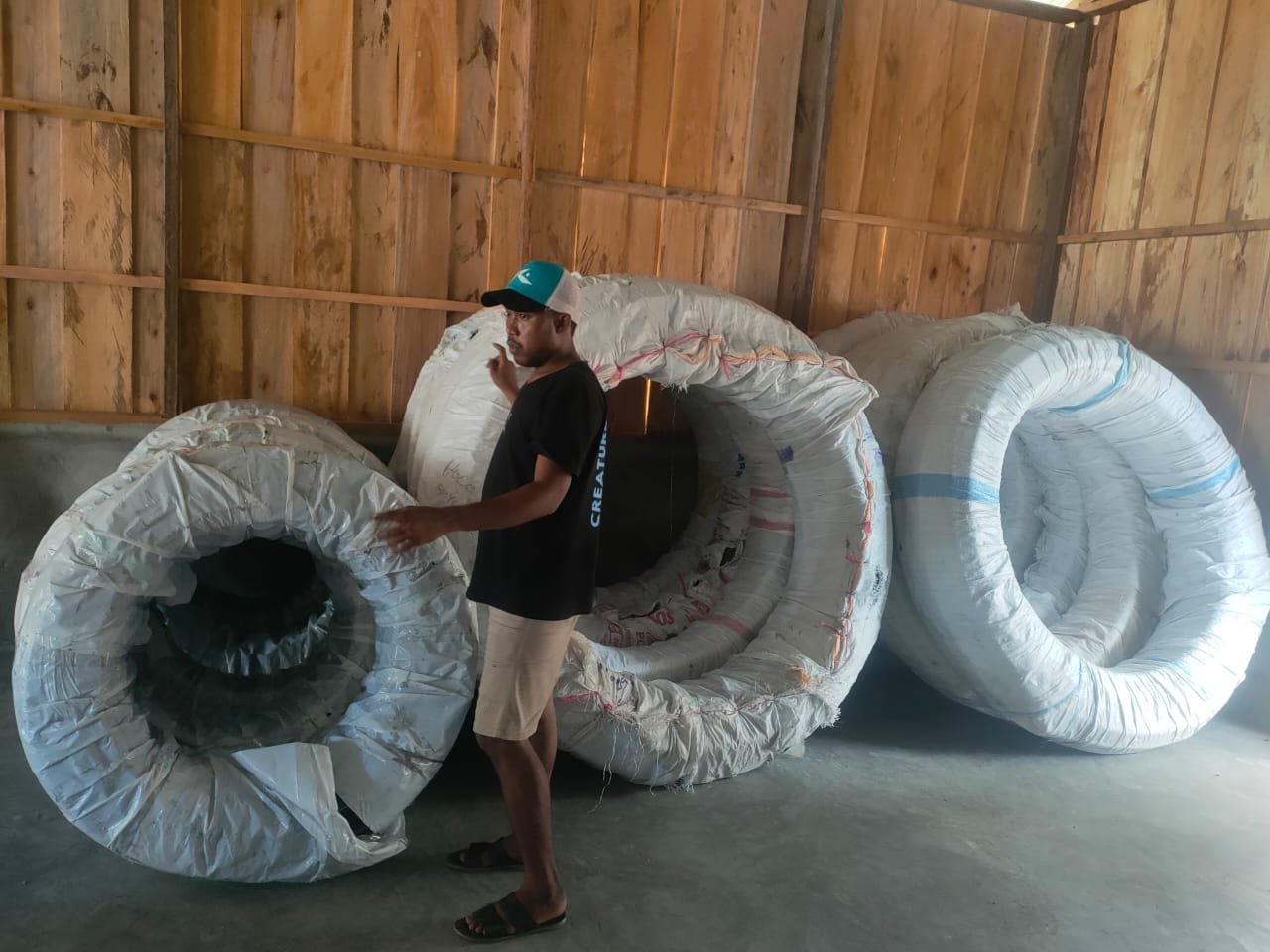 Penuhi Kebutuhan, Pemdes Kusubibi Lanjutkan Pengadaan Pipa Karet Air Bersih Gunakan DD