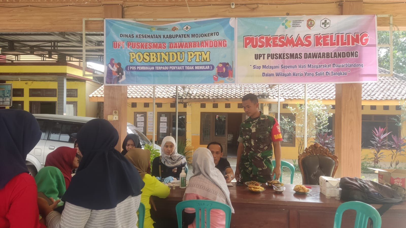 Koramil 0815/08 Dawarblandong Bareng UPT PKM Gelar Layanan Kesehatan Vaksinasi Booster