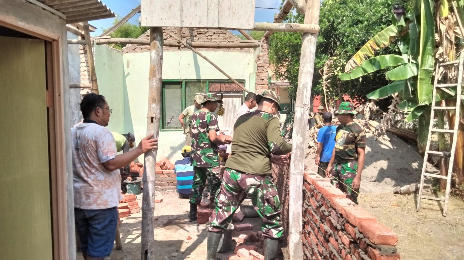 Koramil 0815/05 Gedeg Bongkar Rumah Warga Desa Batankrajan