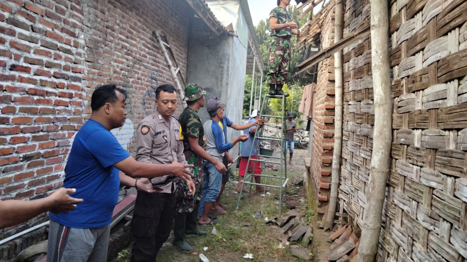 Koramil 0815/05 Gedeg Bongkar Rumah Warga Desa Batankrajan