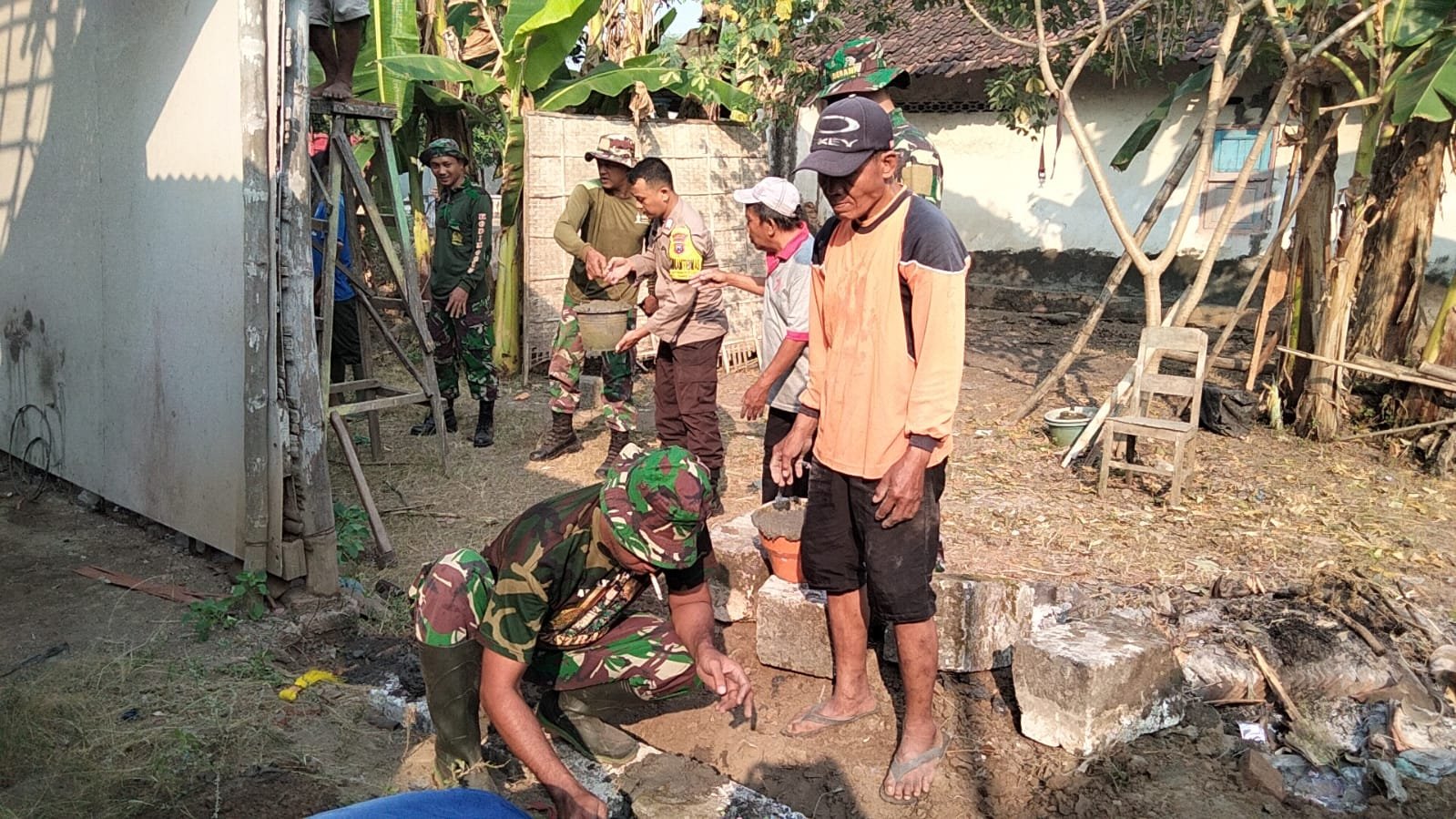 Koramil 0815/05 Gedeg Bongkar Rumah Warga Desa Batankrajan