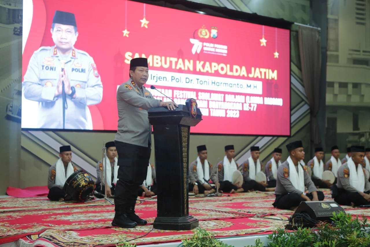 Sambut Hari Bhayangkara Ke-77 Kapolda Jatim Didampingi Ketua PD Bhayangkari Buka Festival Sholawat dan Hadrah