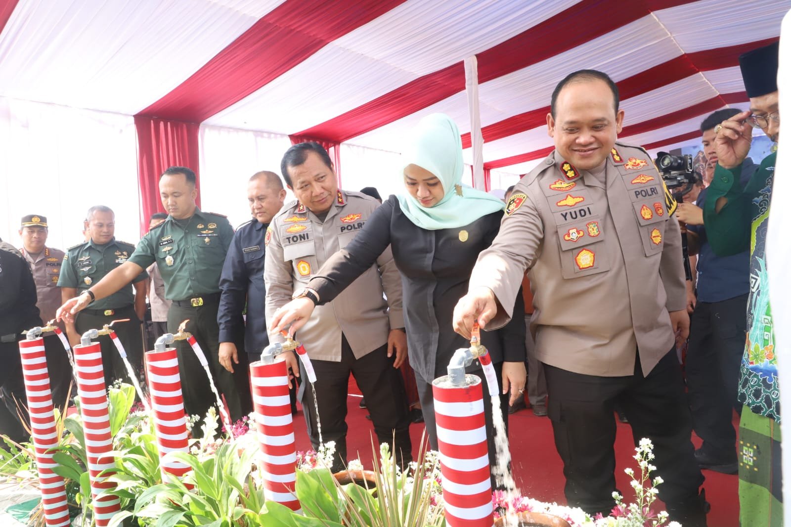 Hadapi Musim Kemarau Kapolda Jatim Resmikan Sumur Bor Untuk Warga Desa di Mojokerto