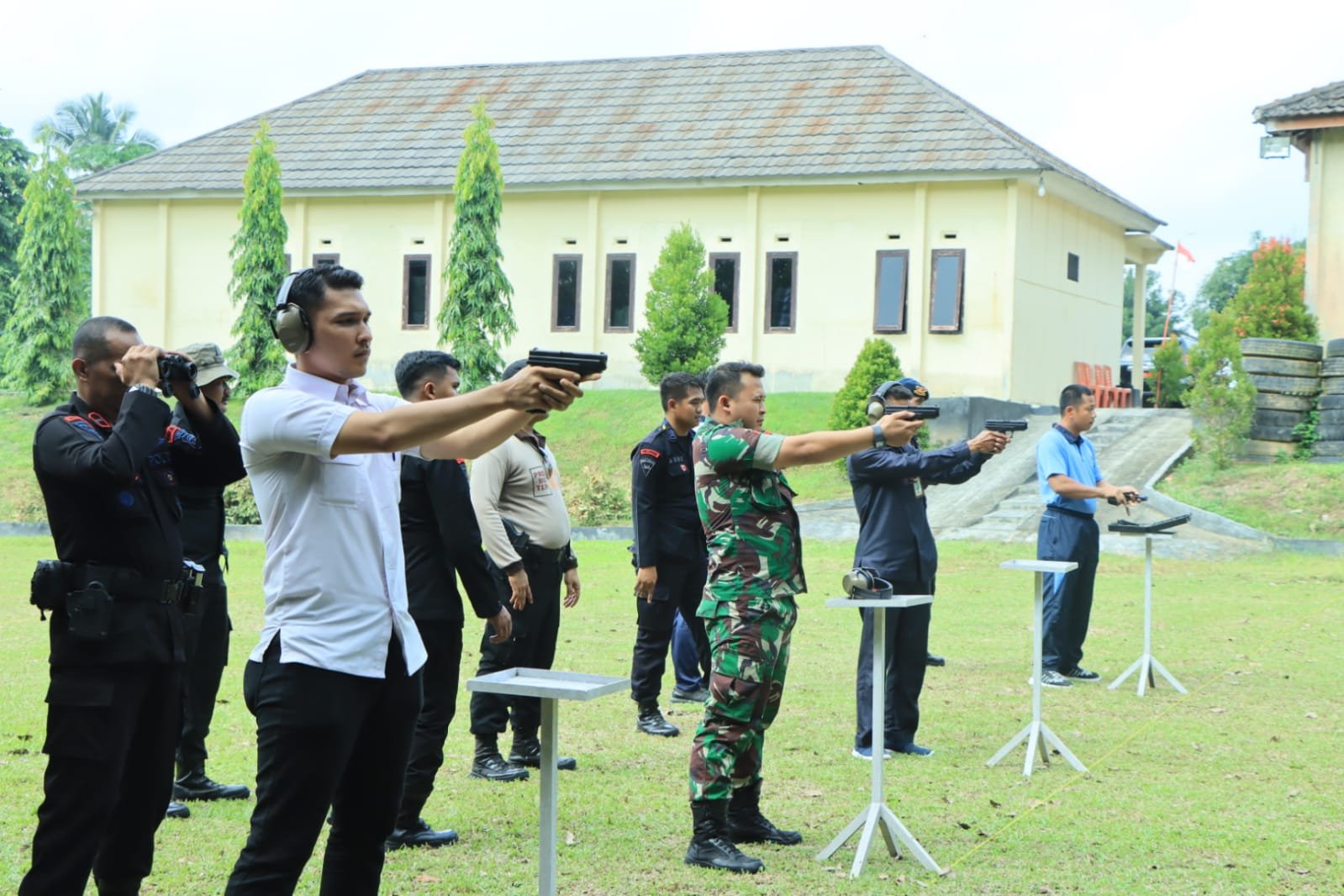 HUT Bhayangkara Ke 77, Dandim 0412 LU, Danlanud M. Bunyamin Bersama Forkopimda Laksanakan Olahraga Menembak