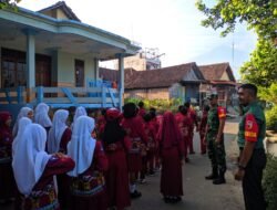 Koramil Pacet Ajarkan Gerakan Dasar PBB Murid SDN Kemiri