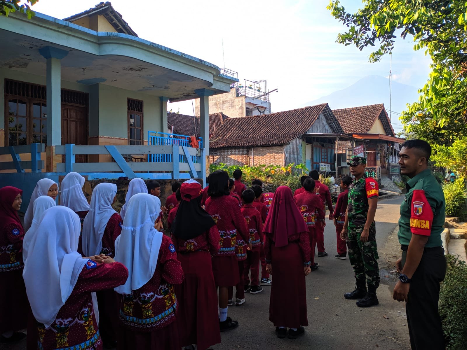 Koramil Pacet Ajarkan Gerakan Dasar PBB Murid SDN Kemiri