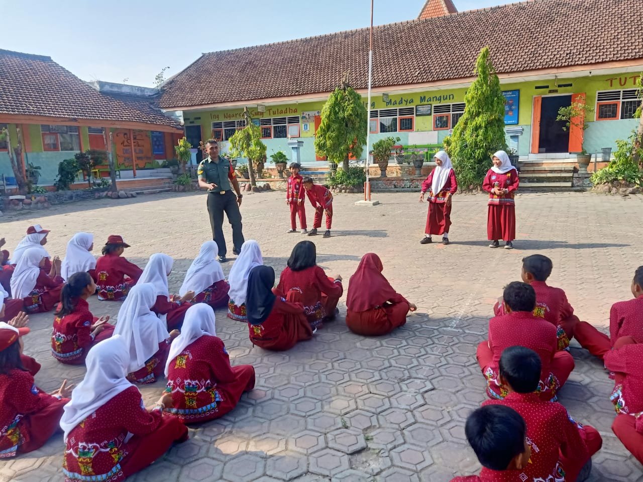 Koramil Pacet Ajarkan Gerakan Dasar PBB Murid SDN Kemiri