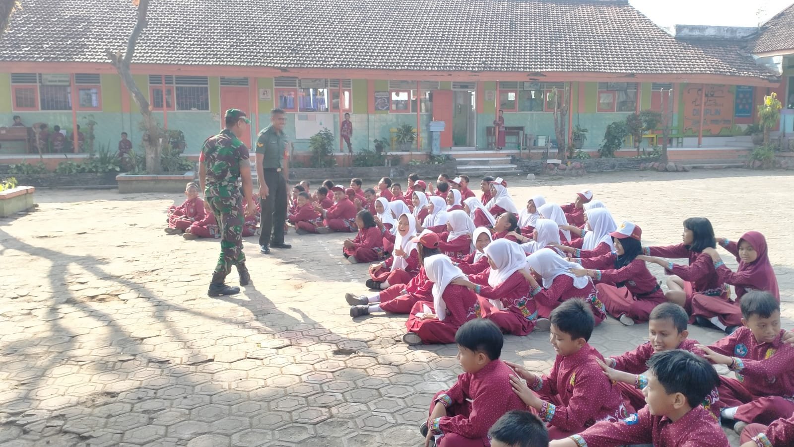 Koramil Pacet Ajarkan Gerakan Dasar PBB Murid SDN Kemiri