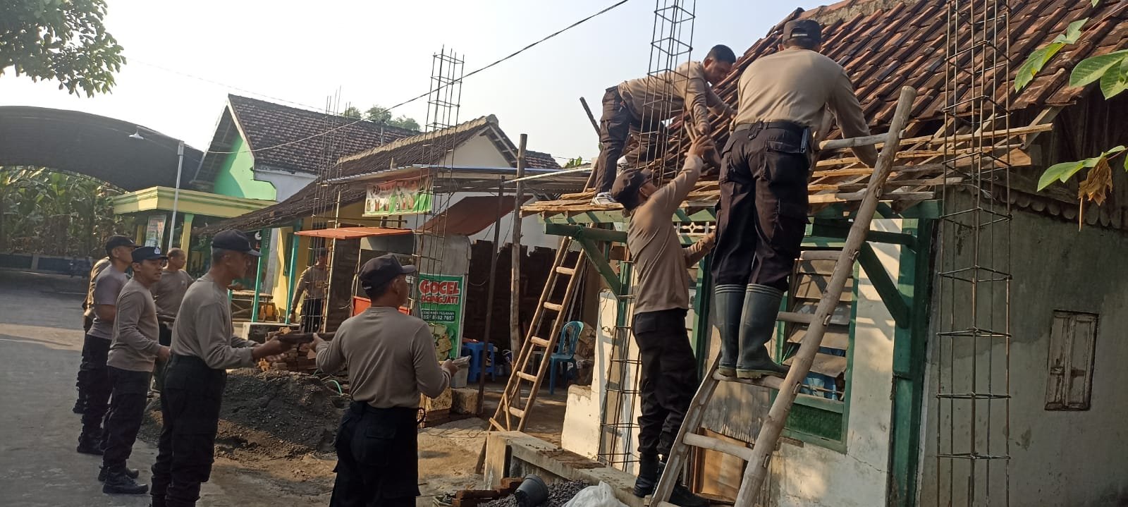 Polisi Peduli, Polres Madiun Kota Bantu Bedah Rumah Warga di Hari Bhayangkara ke 77