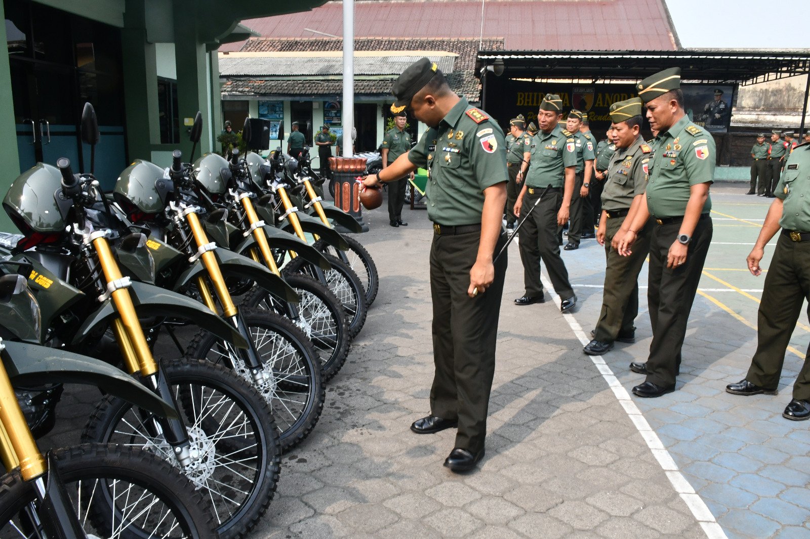 Dandim 0815/Mojokerto Serahkan 100 Unit SPM Trail Dinas Bantuan Kemenhan RI
