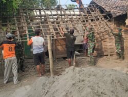 Babinsa Pos Ramil Mojoanyar Mulai Berkarya, Bongkar 2 Unit Rumah Warga