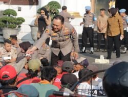 Menjalin Kebersamaan, Polrestabes Surabaya Sarapan Bareng 600 Abang Becak