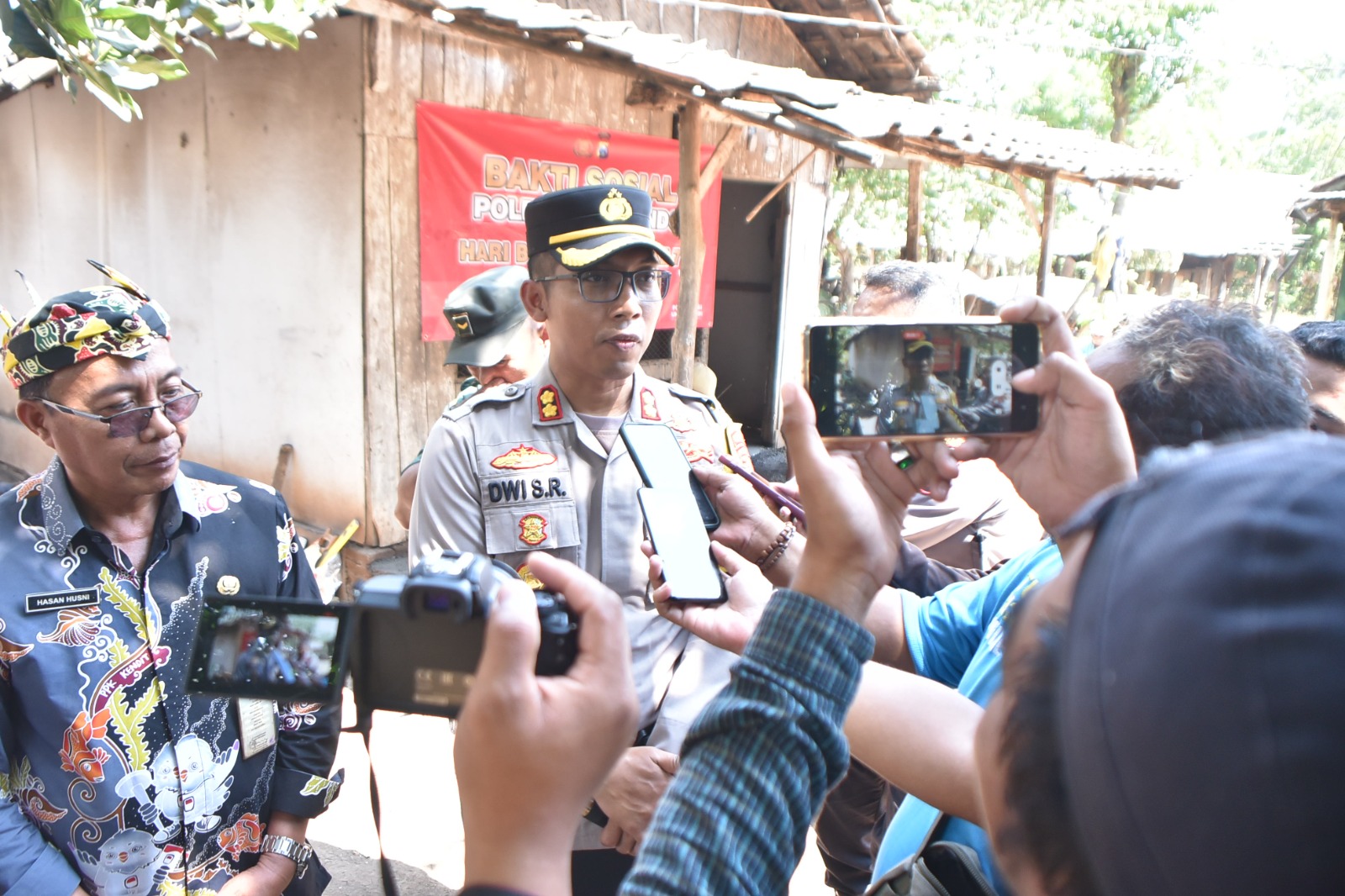 Hari Bhayangkara Ke- 77, Polres Situbondo Bedah Rumah Warga Kurang Mampu
