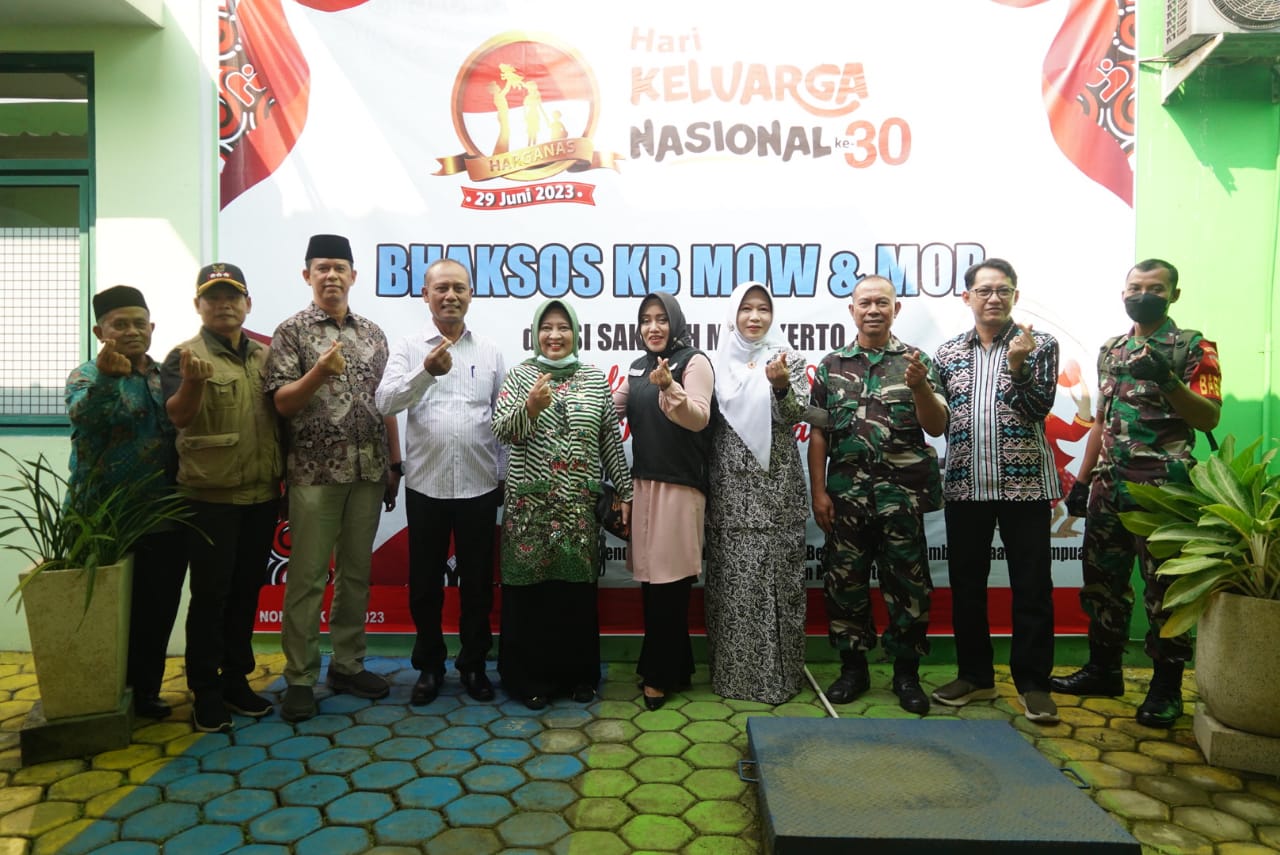 Peringati Hari Keluarga Nasional Ke-30, Bupati Mojokerto Tinjau Pelaksanaan Baksos KB MOW Dan KB MOP