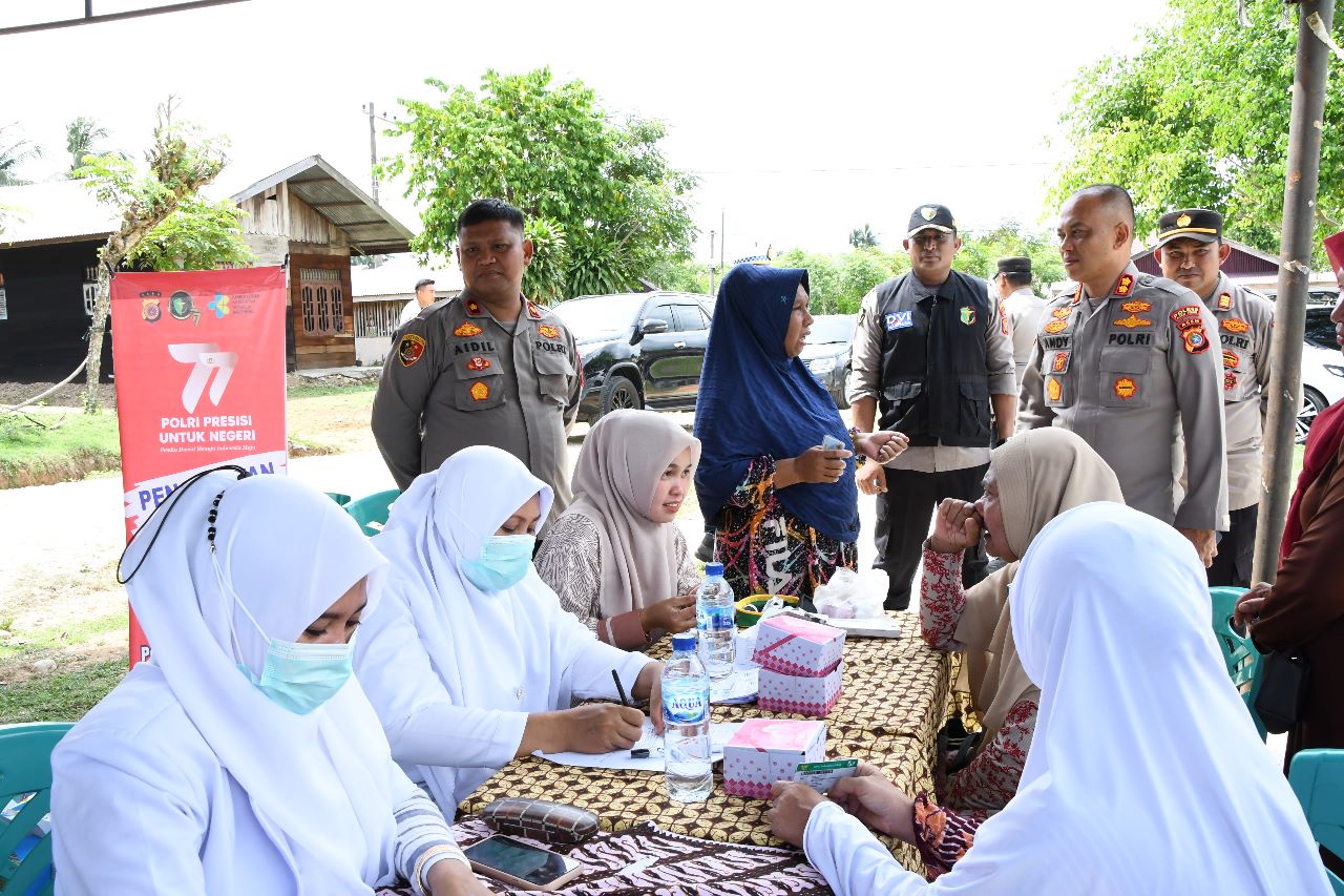 Jelang Hari Bhayangkara ke 77, Warga Gampong Baro Dapat Pengobatan Gratis dari Polres Aceh Timur