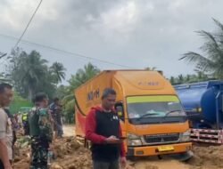 Dibantu Warga, Kapolres Tanggamus Bersama Dandim dan Personelnya Berjibaku Buka Jalinbar Semaka