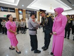 Kapolri Sematkan Tanda Kehormatan Bintang Bhayangkara Pratama ke 22 Pati Polri