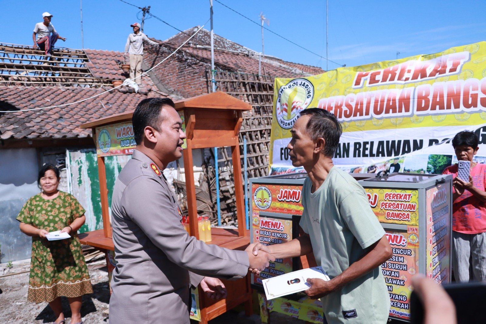 Kolaborasi Polres Kediri Bersama OBJI Salurkan Bantuan Gerobak Dagang Untuk UMKM