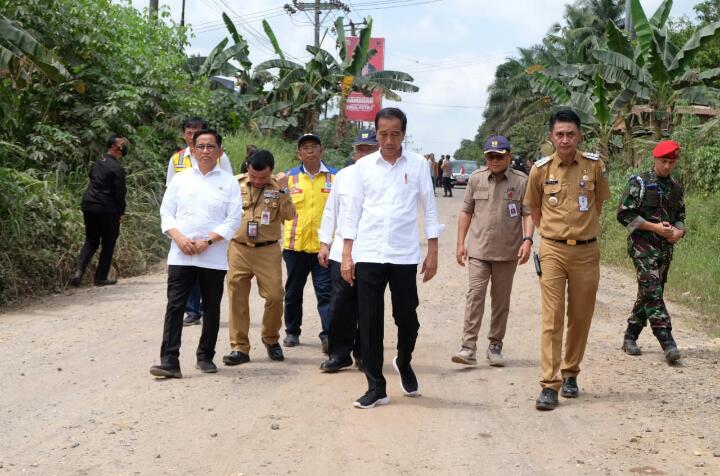 PJ.Bupati Muaro Jambi Ajukan Dana Inpres Ke Presiden Jokowi Guna Perbaikan Jalan Rusak