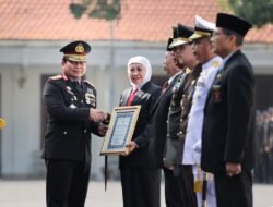 Hari Bhayangkara ke-77 Kapolda Jatim Beri Penghargaan Tan Hana Dharma Mangrwa Kepada Forkopimda Jawa Timur