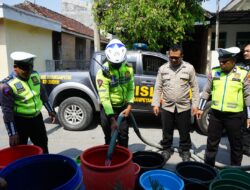 Polres Gresik Beri Bantuan Puluhan Ribu Liter Air Bersih Untuk Warga Setrohadi