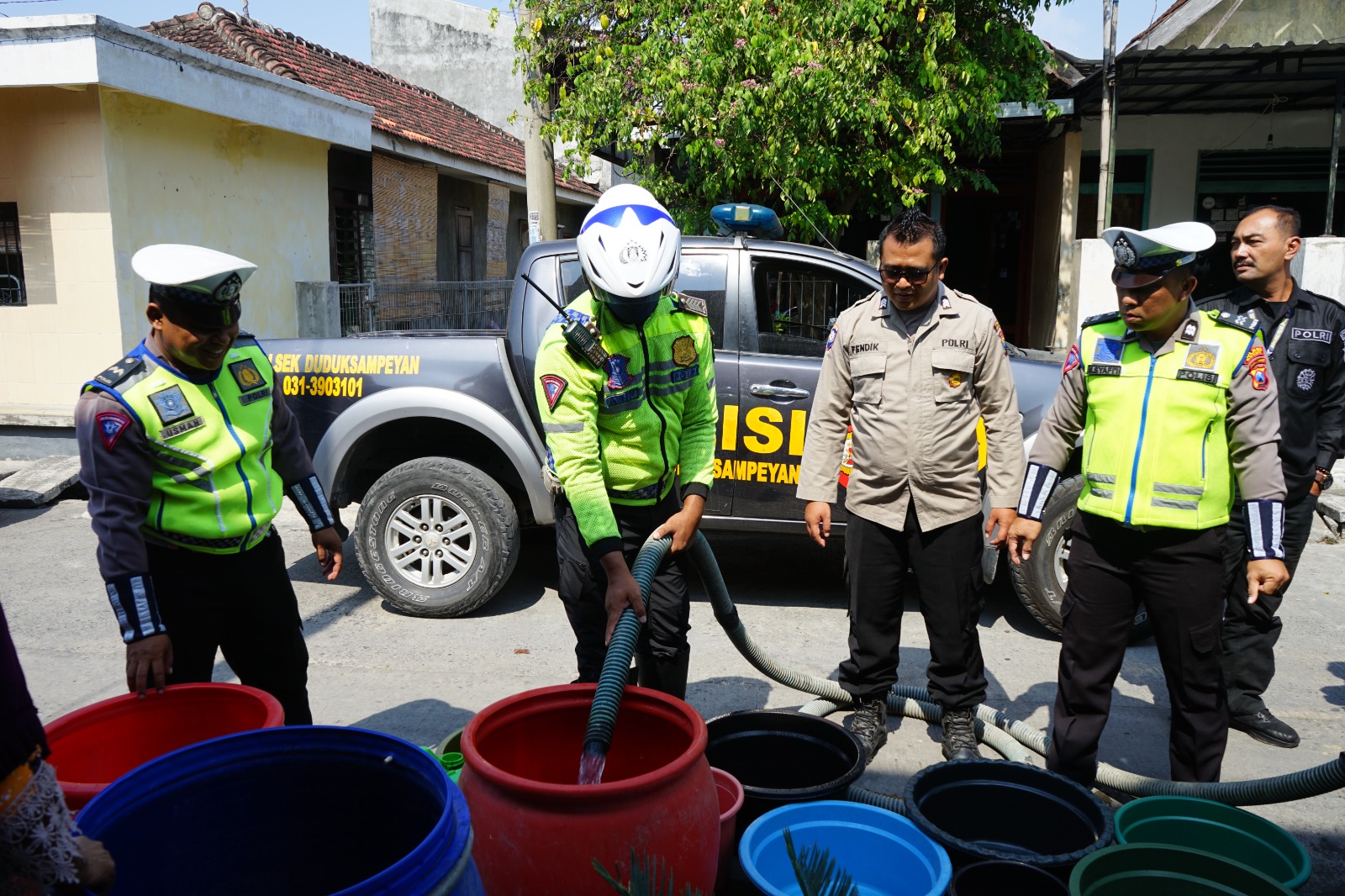 Polres Gresik Beri Bantuan Puluhan Ribu Liter Air Bersih Untuk Warga Setrohadi