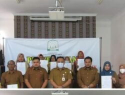 PJ Bupati Aceh Timur Serahkan Surat Keputusan Kenaikan Pangkat ASN Periode 01