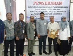 Pj. Bupati Aceh Timur Serahkan 50 SK Pensiun Kepada PNS Purna Tugas
