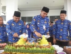 Pj bupati Muaro Jambi Dampingi Kadis Pendidikan Potong Tumpeng