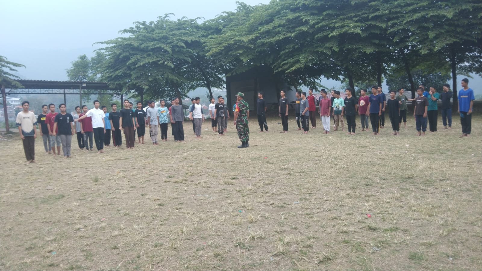 Peduli Pendidikan Karakter, Koramil Pacet & Puri Latihkan Dasar Kedisiplinan Santri Pondok Pesantren