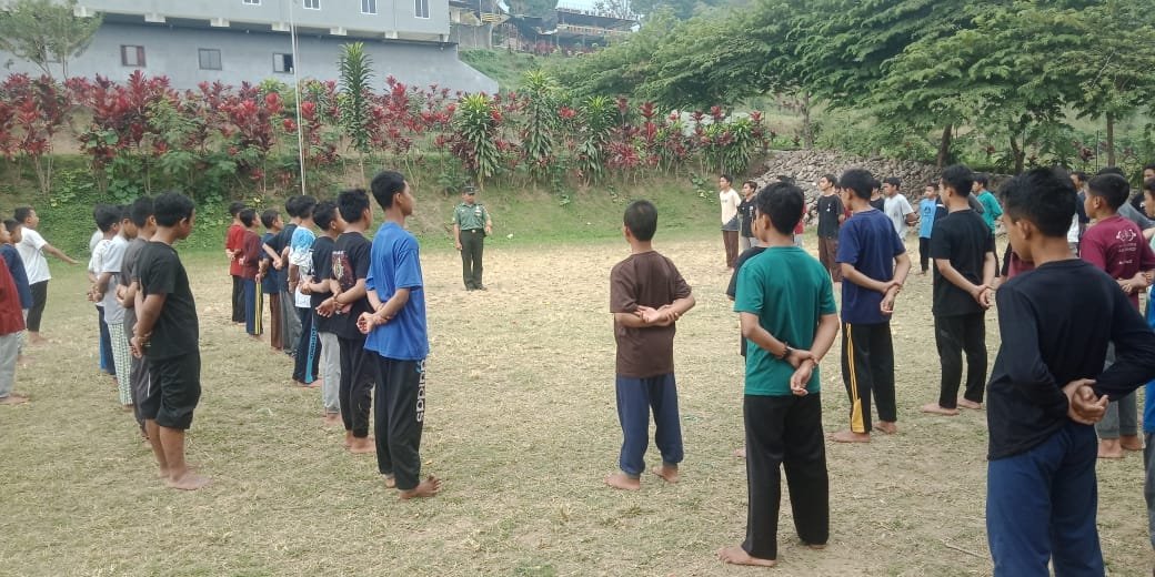 Peduli Pendidikan Karakter, Koramil Pacet & Puri Latihkan Dasar Kedisiplinan Santri Pondok Pesantren